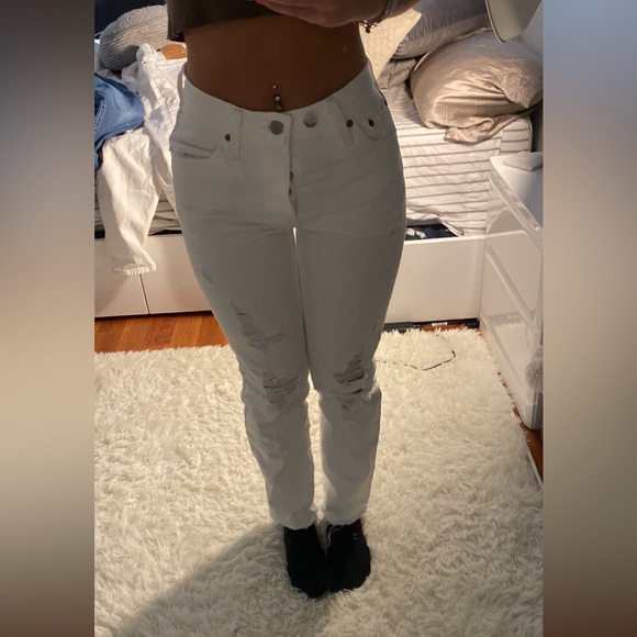 Levi’s 501 jean, in white. size small with rips - Picture 2 of 3